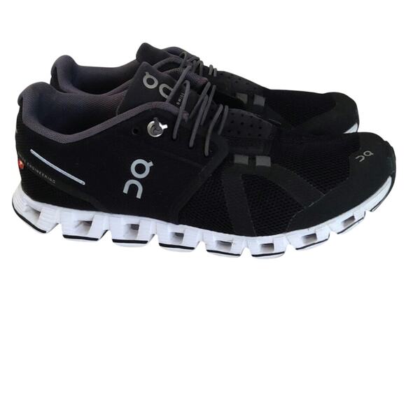 On Cloud 5s Athletic running shoes black/white near new condition size 6 womens - Picture 1 of 8